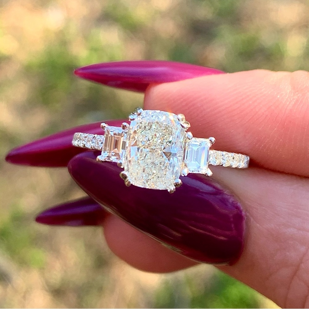 18k 3 stone Diamond Ring